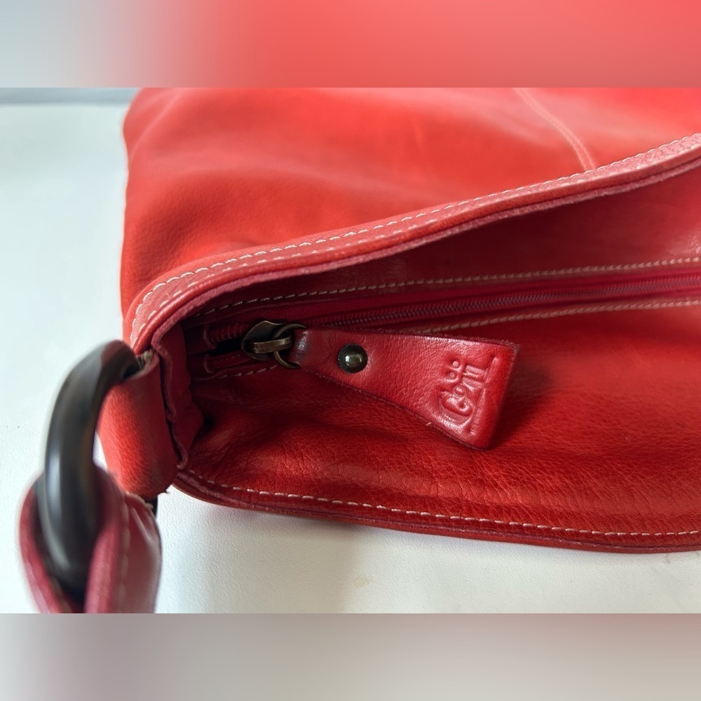GOJI BRICK RED GENUINE LEATHER HOBO BAG. BRASS HARDWARE, RED ZIP. - Picture 4 of 8